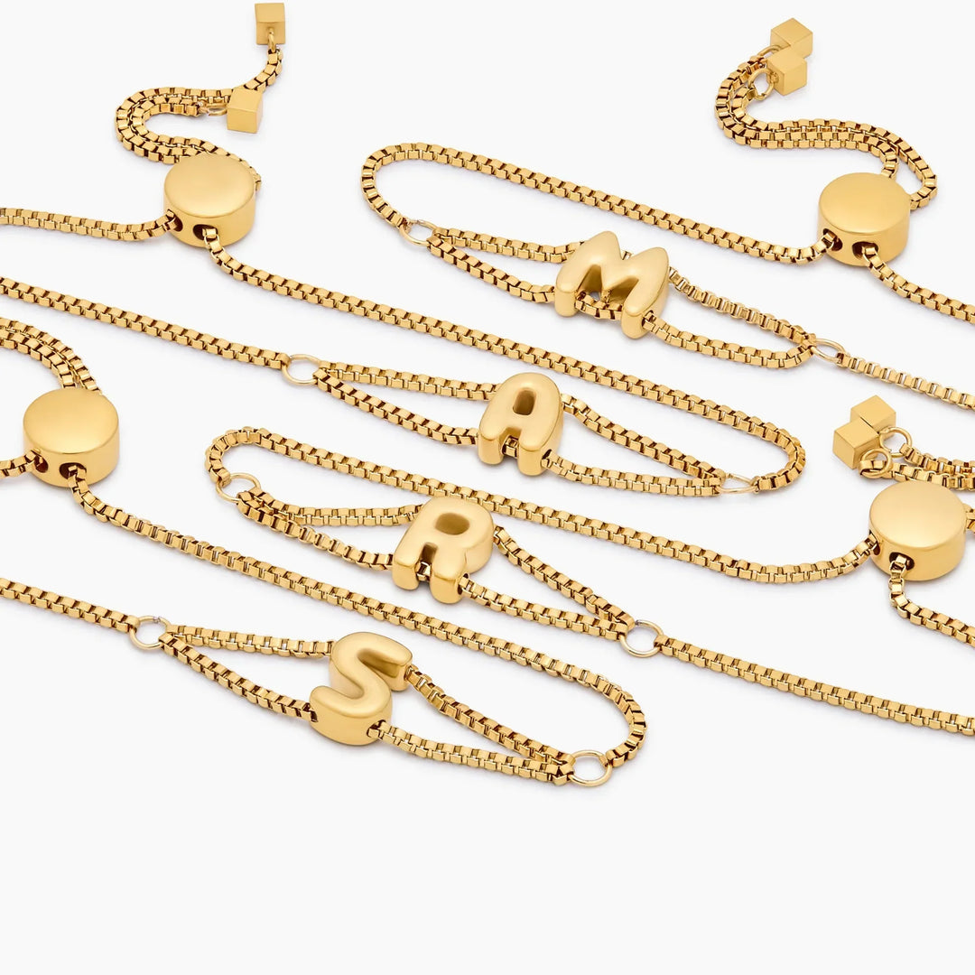 Buchstabenarmband mit Rundem Anhänger