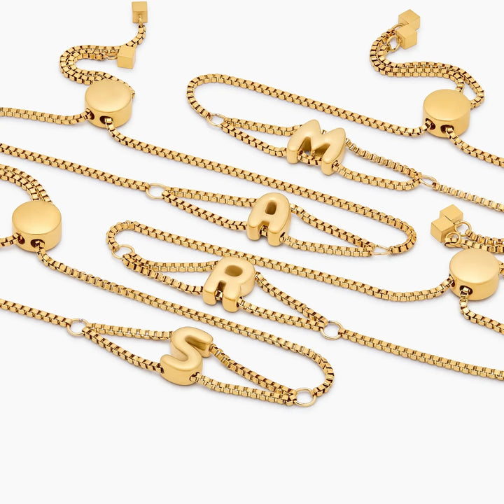 Buchstabenarmband mit Rundem Anhänger