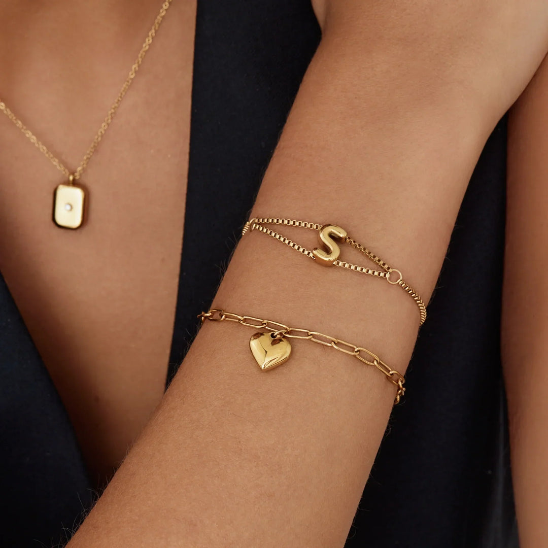 Buchstabenarmband mit Rundem Anhänger