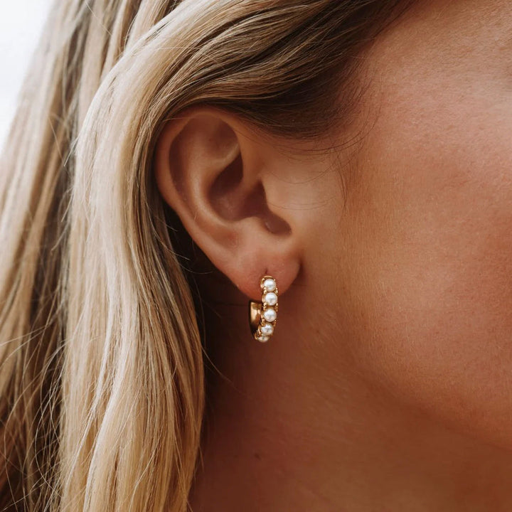 Mini Perlen Huggie Ohrringe
