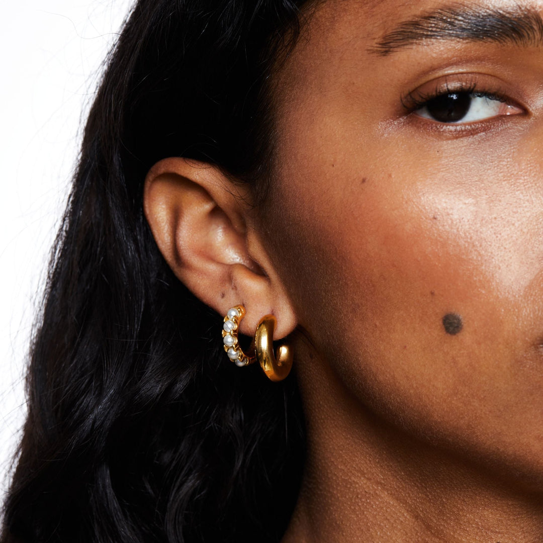 Mini Perlen Huggie Ohrringe