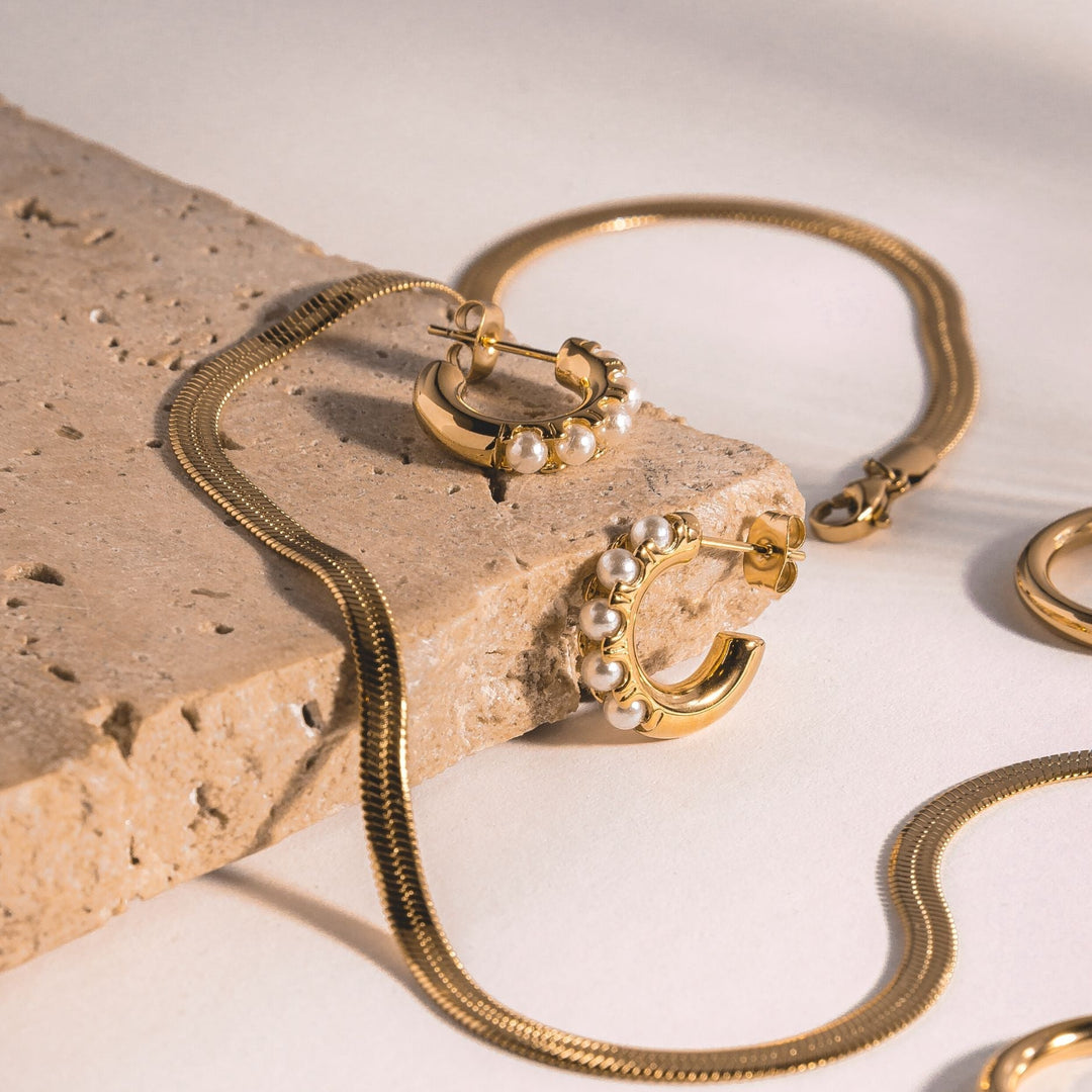 Mini Perlen Huggie Ohrringe