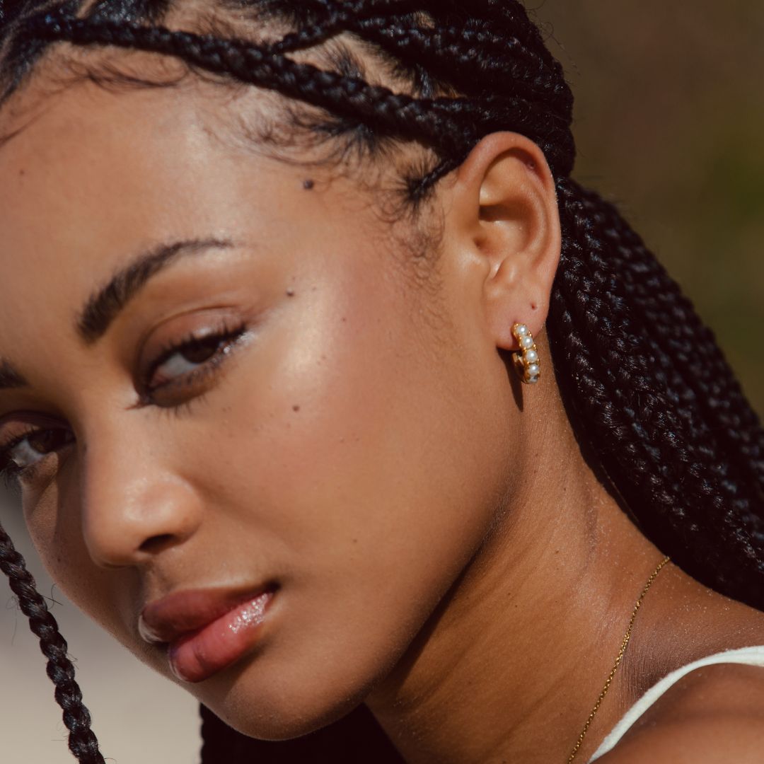 Mini Perlen Huggie Ohrringe